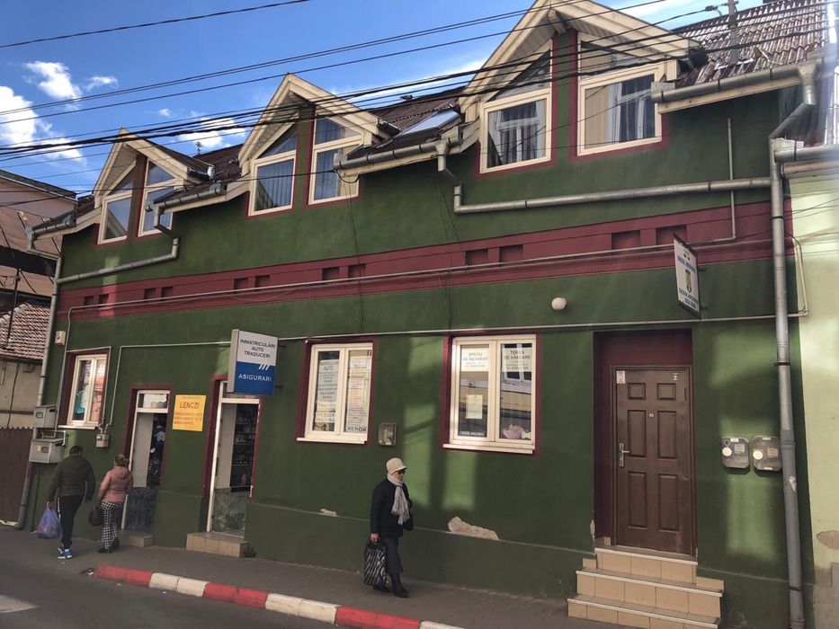 Spații comerciale și un apartament. - 1