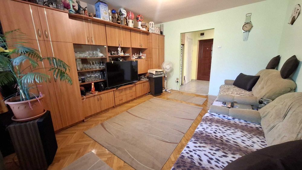 De vanzare Apartament cu 3 camere - 1