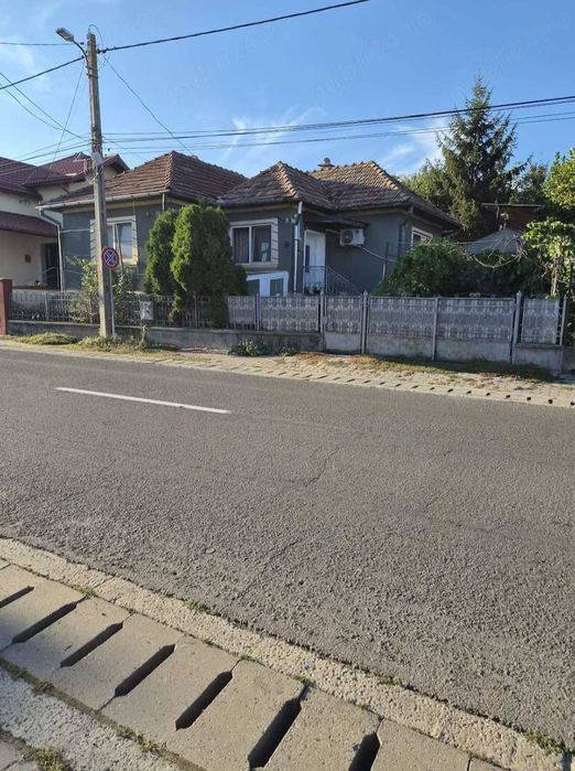 Casa spatioasa cu gradina, curte si garaj - 1